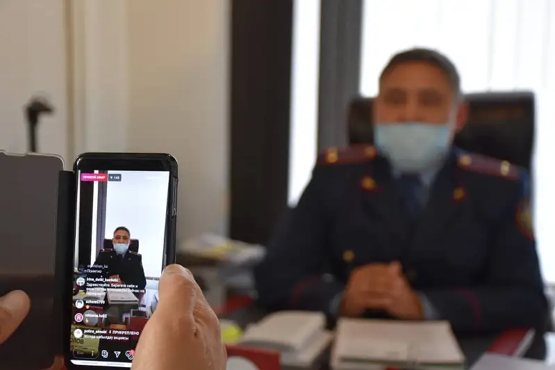 «Joldaǵy qabyldaý»: Polıtseıler onlaın rejımde turǵyndar ótinishin tyńdaıdy