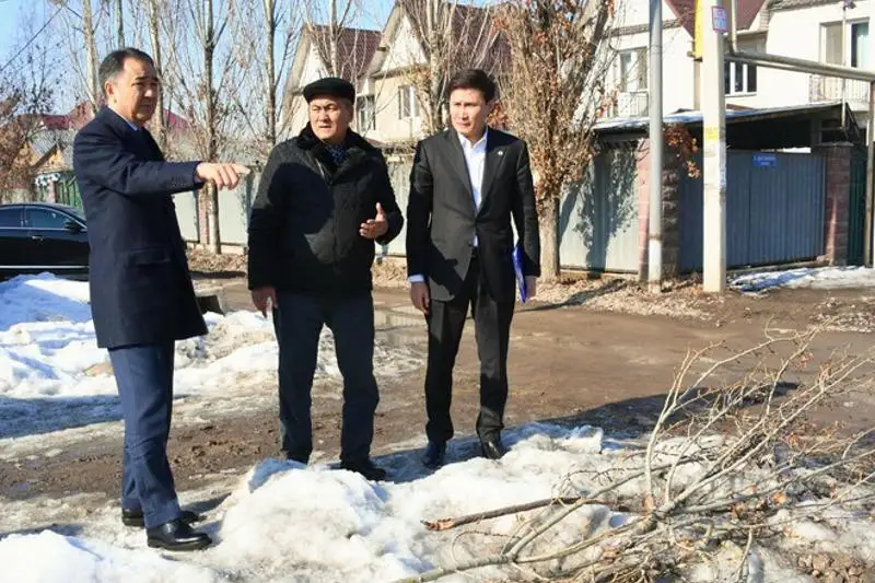 Saǵyntaev turǵyndarmen birge asfalt pen jaryq joq kóshelerdi aralady