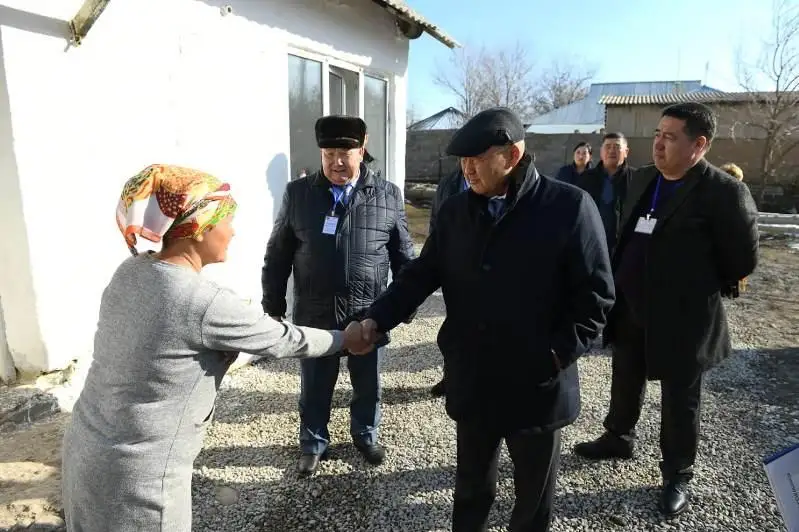 Ómirzaq Shókeev 8 balaly otbasynyń turmys jaǵdaıymen tanysty