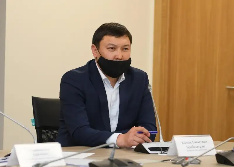 Túrkistanda keıbir qarttardyń zeınetaqysy úılerine ákelip taratylýda