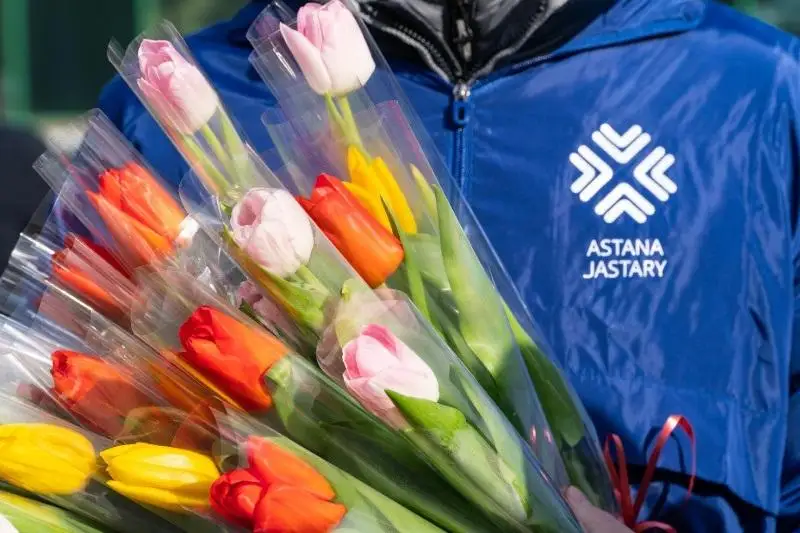 Volonterler elordalyq áıelderge myńnan asa qyzǵaldaq gúlin syılady