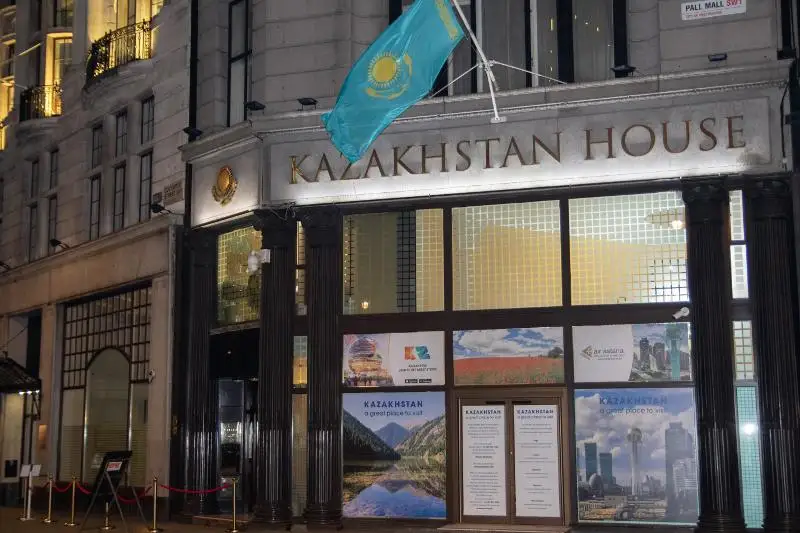 Saılaý-2021: Anglııadaǵy lokdaýnǵa qaramastan qazaqstandyqtar belsendi daýys berip jatyr