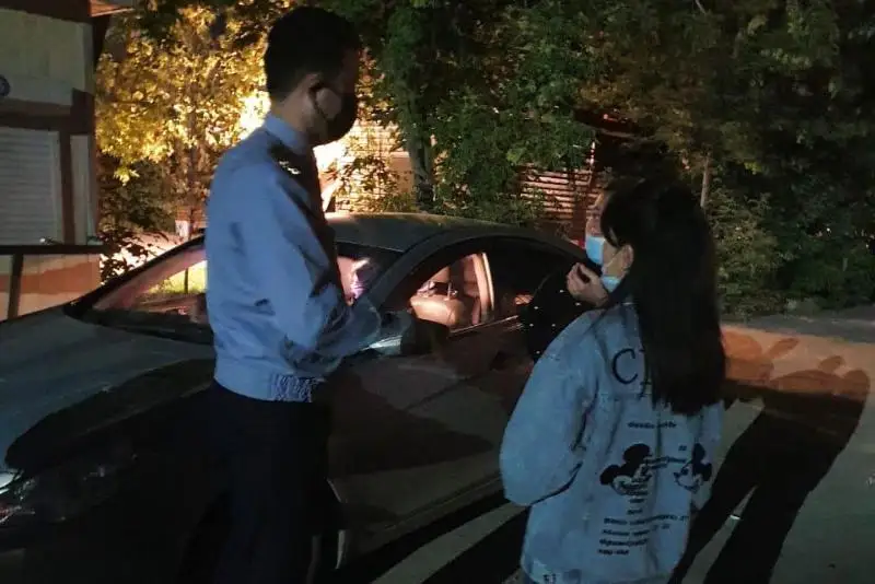 Aqtóbede túnde kóshede qydyryp júrgen 500 jasóspirim polıtsııa bólimine jetkizildi
