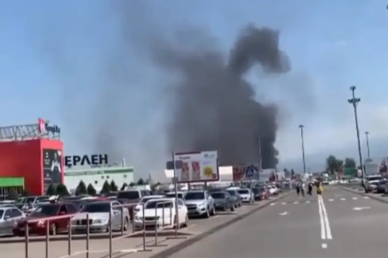 Алматыдағы ірі сауда орталығының жанында өрт болды