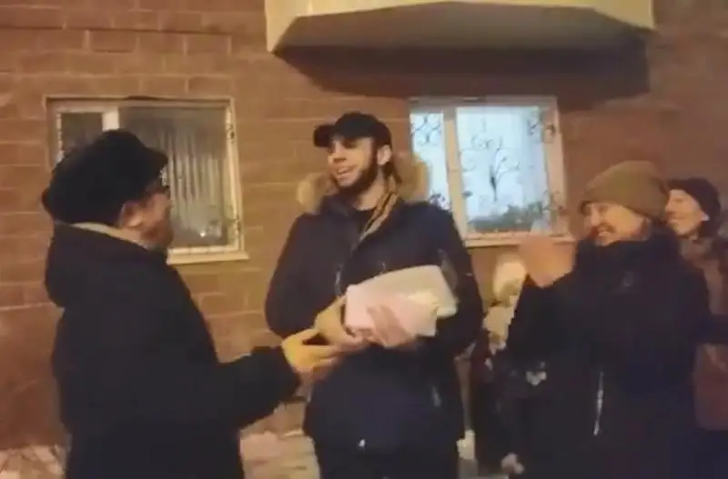 Elorda turǵyndary aýla sypyrýshyǵa alǵys aıtty