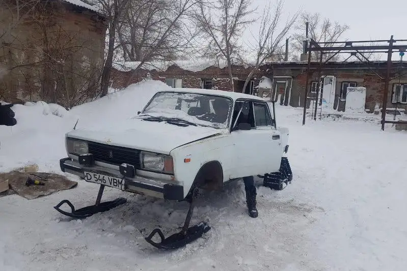 Aqtóbelik sheber qarda júretin kólik qurastyrdy