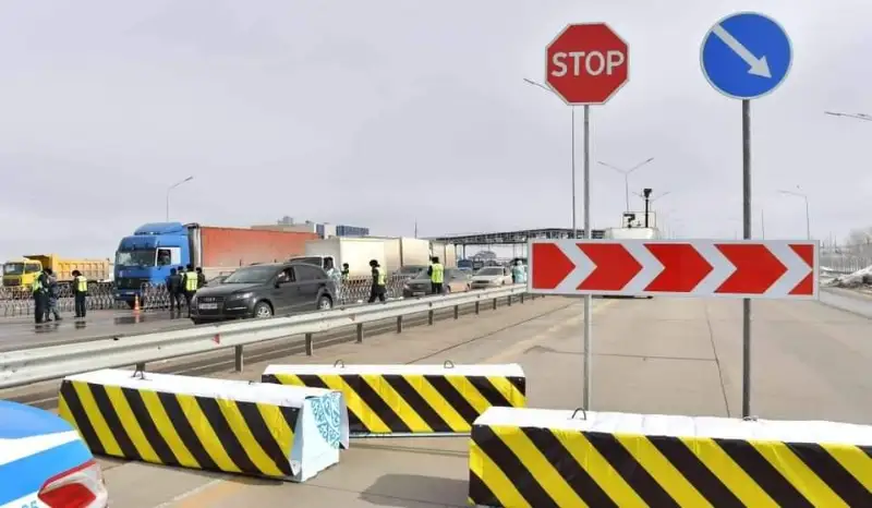 Shymkenttegi blokposttarda ruqsat qaǵazy joq 6 myńnan asa kólik keri qaıtaryldy