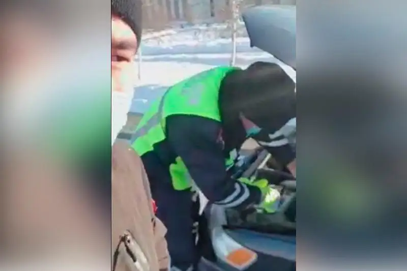 Elordalyq polıtseıler qatty aıazda kólik ıelerine kómektesip júr