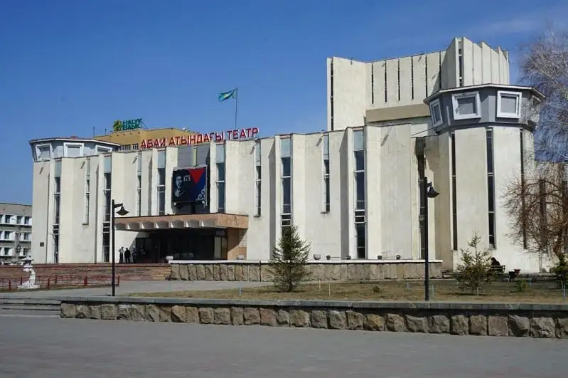 Semeıdegi Abaı teatrynda kúrdeli jóndeý jumystary júrgizilýde