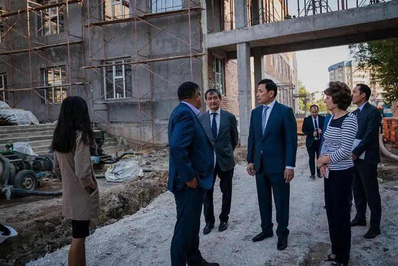 Елорда әкімі: Мектептерге не көлікпен жету, не жаяу бару мүмкін емес
