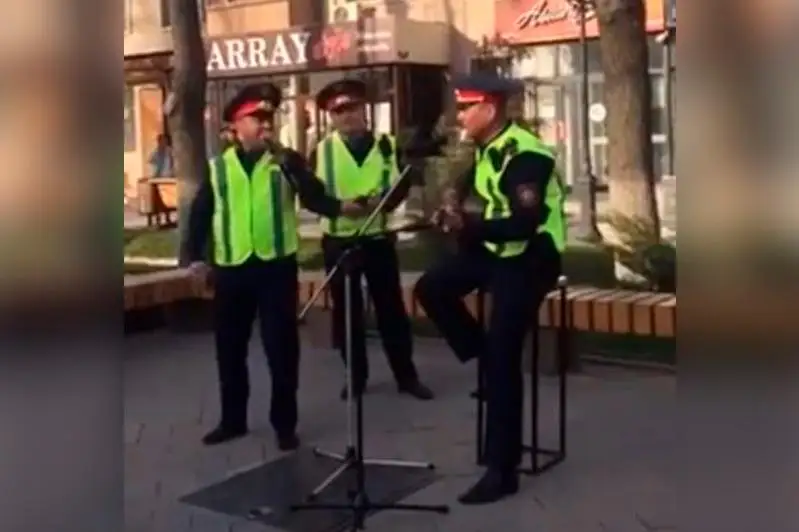 Shymkenttiń tártip saqshylary qyz-kelinshekterge arnap arbatta án aıtty