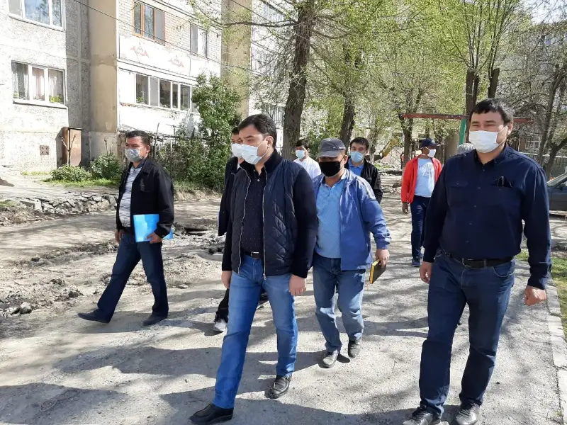 Kentaý qalasynyń ákimi qurylys jumystary men joldardyń jóndelý barysymen tanysty
