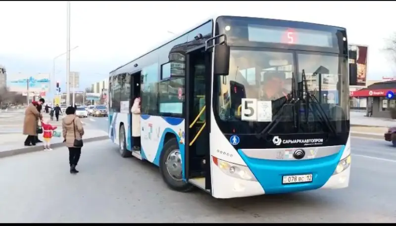 Aqtaýda maska kımegen jolaýshylardy avtobýsqa mingizbeıdi