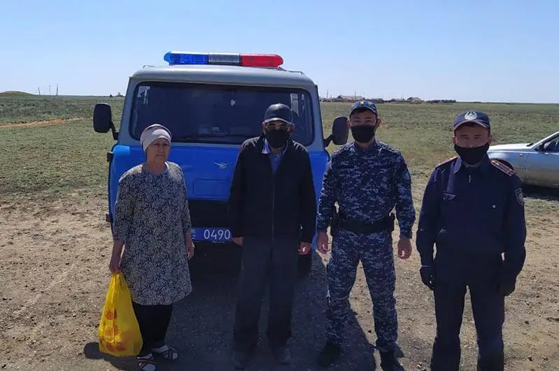 Қостанайлық қария блокпостағы полицейлерге күнде тамақ апарады
