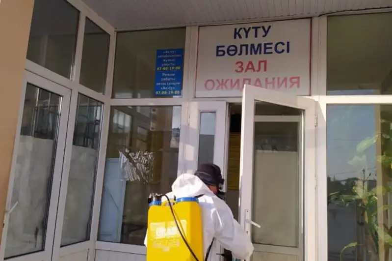 Shymkentte qoǵamdyq kólikterdi zalalsyzdandyrý jumystary kúsheıtildi