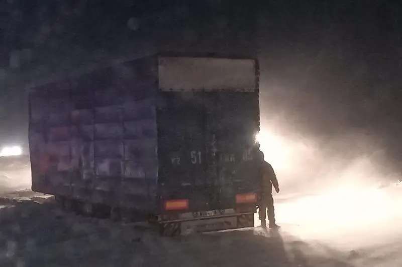 Almaty oblysynda jolda qalǵan 15 júk kóligi men onyń jolaýshylary qutqaryldy