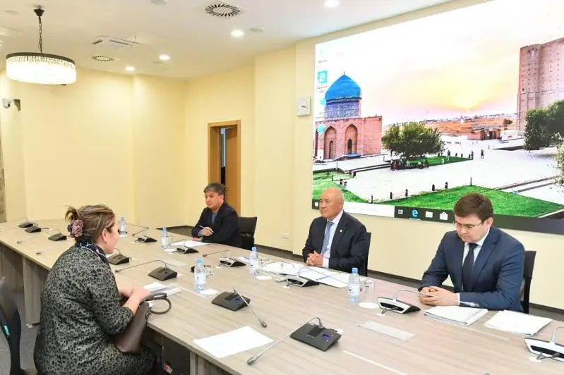 Ómirzaq Shókeev óz bıznesin ashqysy kelgen kópbalaly anany qabyldady
