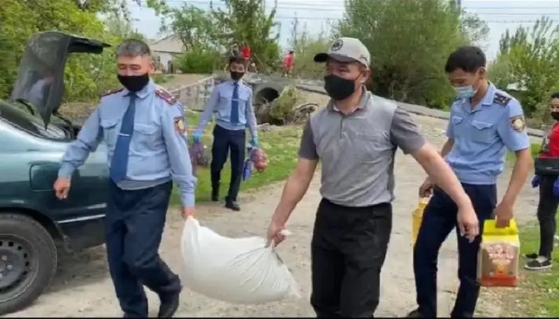 Biz birgemiz: Almaty oblysynyń polıtseıleri azyq-túlik paketterin taratty