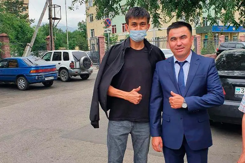 Almatyda HQO qyzmetkeri ózi qutqarǵan jigitti aýrýhanadan shyǵarýǵa bardy