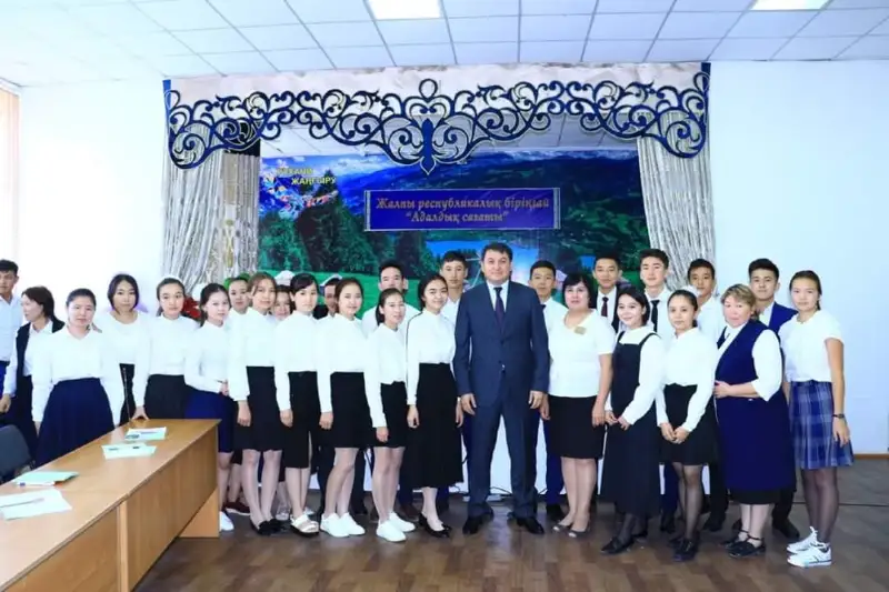 Túlkibas aýdanyndaǵy barlyq mektepte «Adaldyq saǵaty» ótti