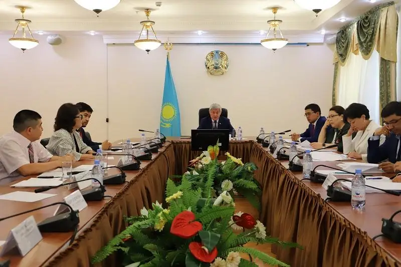 Eńbek mınıstrliginde Prezıdent tapsyrmalaryn nátıjeli oryndaý máseleleri talqylandy
