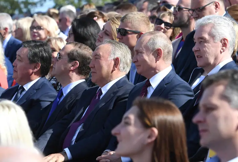 «Jelsiz túnde jaryq aı»: Elbasy Máskeýdegi merekelik kontsertti tamashalady