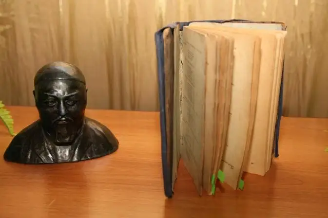 Qostanaıda 1939 jyly latyn qarpinde shyqqan Abaı óleńderiniń jınaǵy tabyldy
