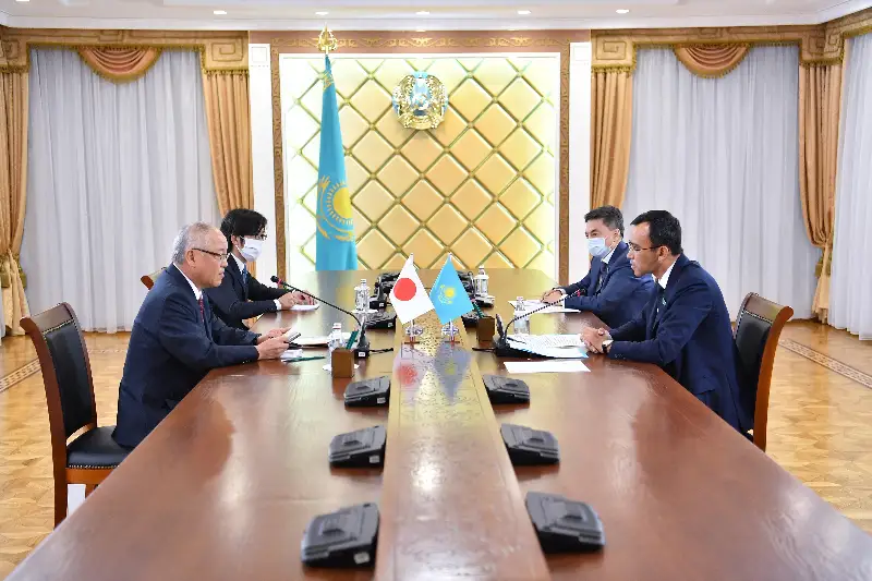 Máýlen Áshimbaev Japonııa Elshisimen ekonomıkalyq yntymaqtastyqty talqylady