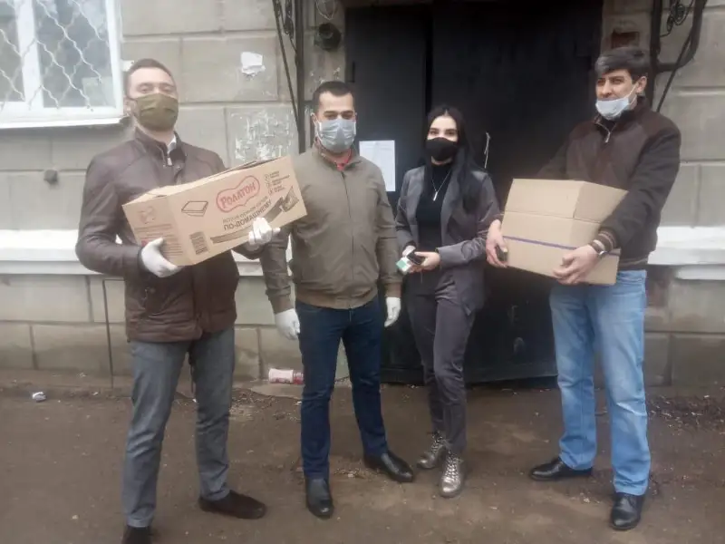 Aqmolalyq volonterler soǵys ardagerleriniń úıine baryp kómektesip júr