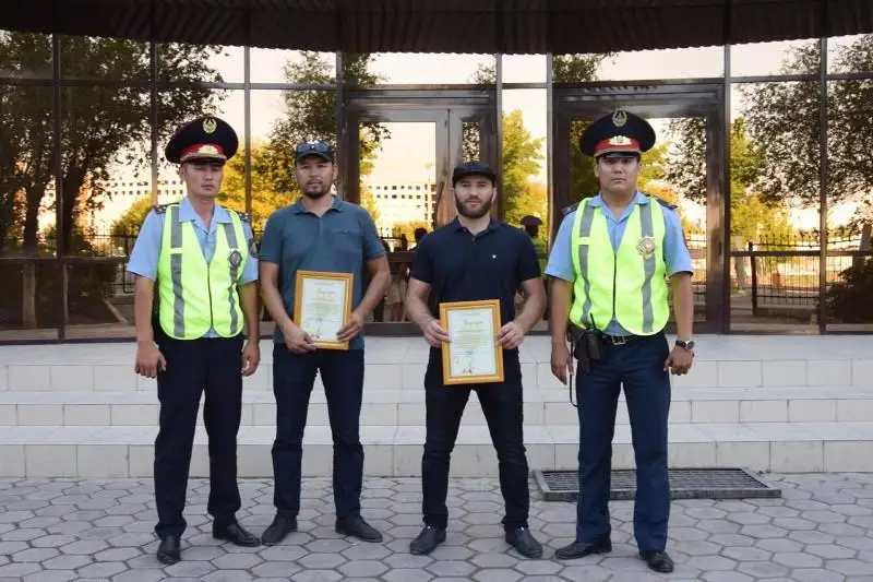 Atyraý turǵyndary tórtinshi qabattan sekirmek bolǵan qyzdy raıynan qaıtardy