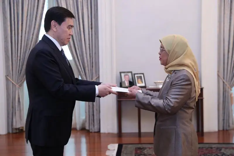 Qazaqstan Elshisi Sıngapýr Prezıdentine senim gramotalaryn tapsyrdy