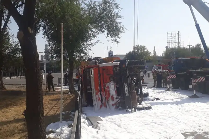 Shymkentte janarmaı tasıtyn kólik aýdarylyp, 500 lıtr dızel tógildi