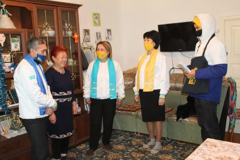 «Nur Otan» partııasynyń ókilderi «Esikten esikke» aktsııasyn ótkizdi