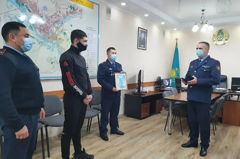 Sýǵa batyp bara jatqan áıeldi qutqarǵan óskemendik polıtsııa qataryna shaqyryldy