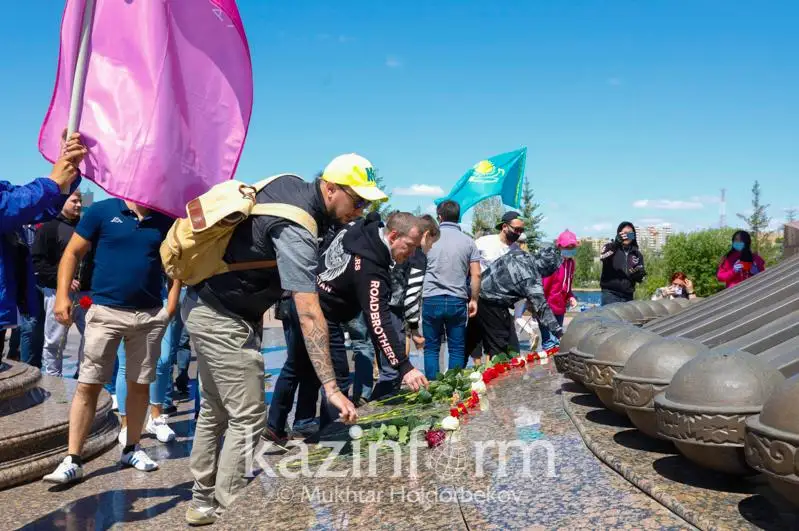 Рәміздер күні: Елордалық жастар «Отан қорғаушы» монументіне гүл шоқтарын қойды