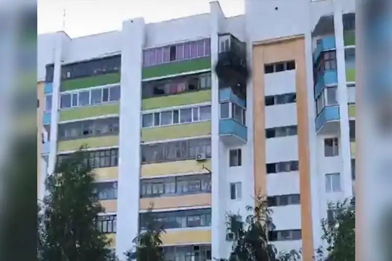 Qostanaıda balkon órtenip, turǵyn úıdegi 32 adam evakýatsııalandy