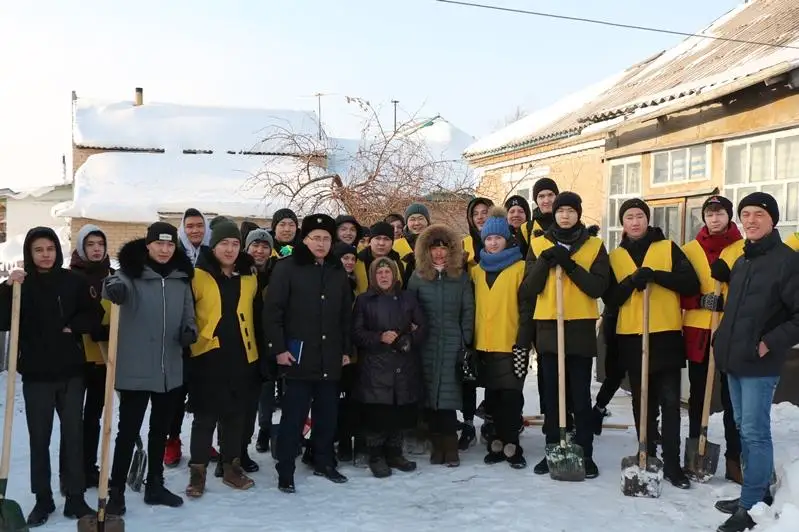 Kólik polıtseıleri 82 jastaǵy keıýanaǵa kómektesti