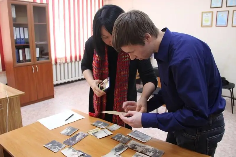 Reseılik turǵyn Aqtóbedegi arhıvten atasynyń fotosýretin tapty
