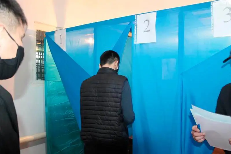 Aqtóbede tergeýdegiler konstıtýtsııalyq quqyǵyn paıdalanyp daýys berdi