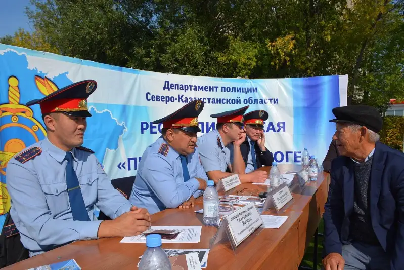 «Jolda qabyldaý»: SQO-da polıtsııanyń mobıldik pýnktteri eki kúnde 400-den astam suraqqa jaýap berdi