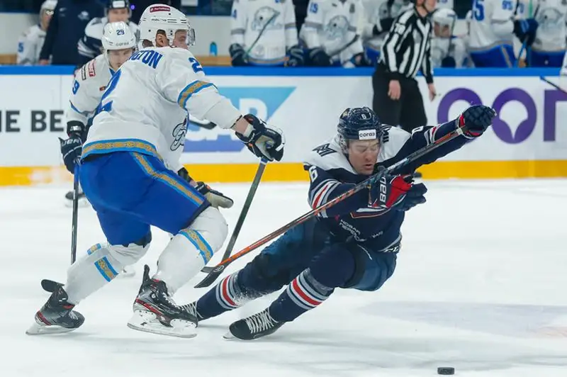 Hokkeı: «Barys» pleı-offtyń alǵashqy oıynynda «Metallýrgten» jeńildi