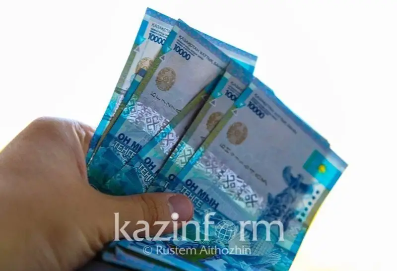 Jalaqysy saqtalmaıtyn demalysqa jiberilgen qazaqstandyqtarǵa áleýmettik tólem berile bastady