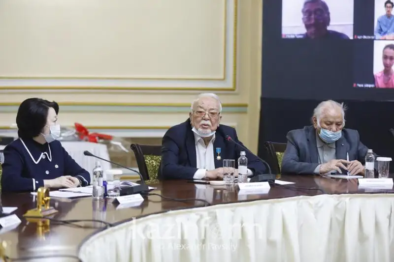 Asanáli Áshimov pen Sábıt Dosanov Tuńǵysh Prezıdent stıpendııasyn aldy