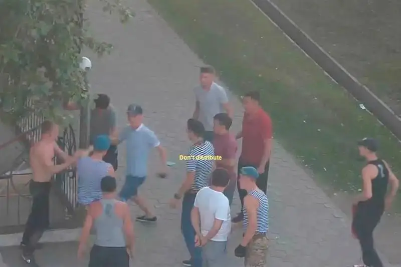 Kókshetaýda 8 adamnyń tóbelesi vıdeoǵa túsip qaldy