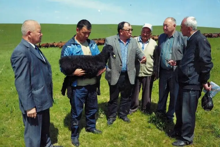 «Aýyl» partııasynyń ókilderi Túrkistan oblysynda sharýa qojalyǵynyń jumysymen tanysty