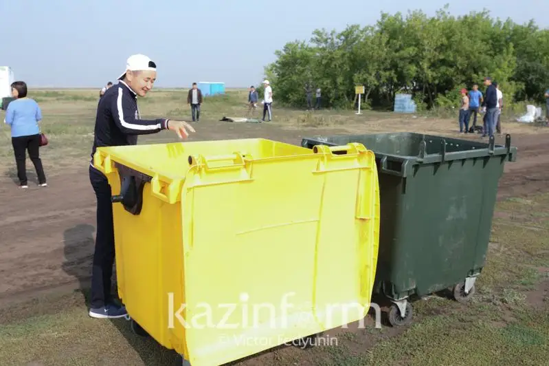 Elorda mańyndaǵy ózender jaǵasyna qoqys konteınerleri qoıylady