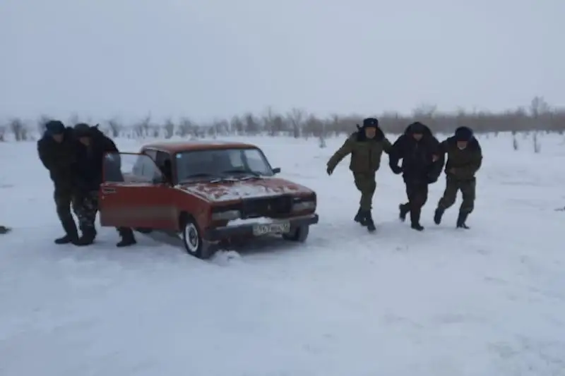 ShQO-da boranda jolda qalǵan balyqshylarǵa kómek kórsetildi