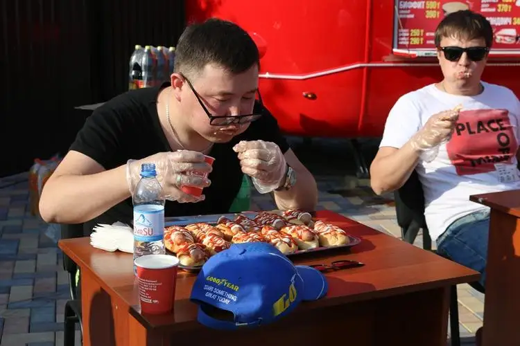 Hot-dog jep jarysqan pavlodarlyq bir aı boıy tegin tamaqtanady