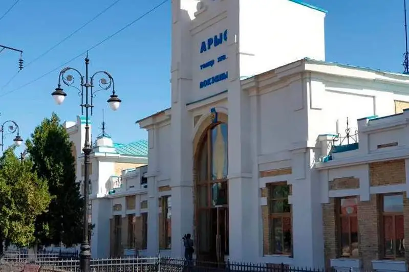 Arys qalasyndaǵy temirjol vokzalynyń jóndeý jumystary tolyǵymen aıaqtaldy