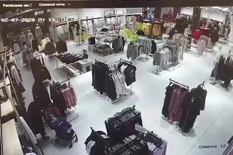 Balalaryn qolǵa ustaǵan apaly-sińlili eki áıel qymbat býtıkterden kıim urlaǵan